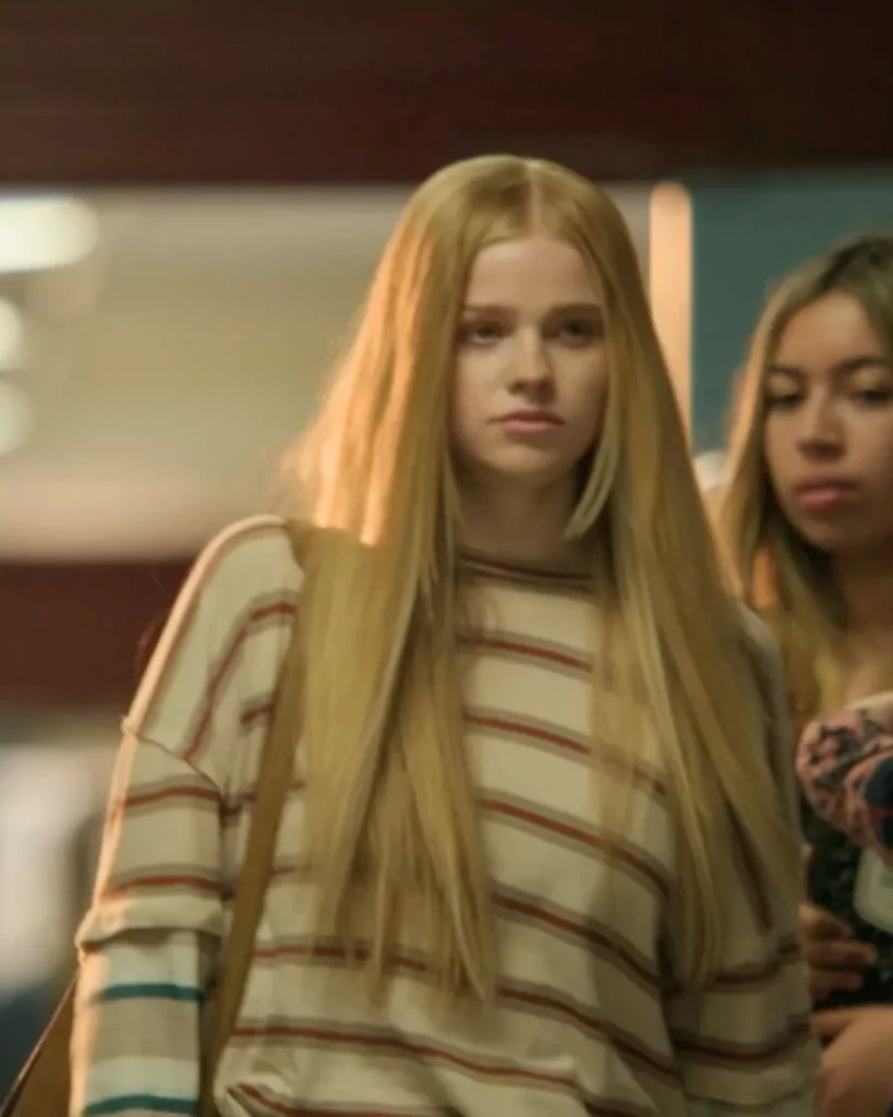Flora's Striped Shirt on It's Not Like That S01E01