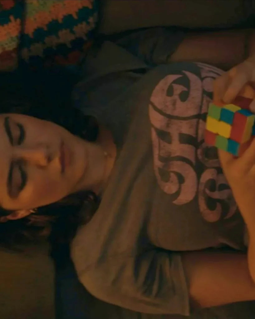 Hannah's Graphic Tee on Off Campus S01E01