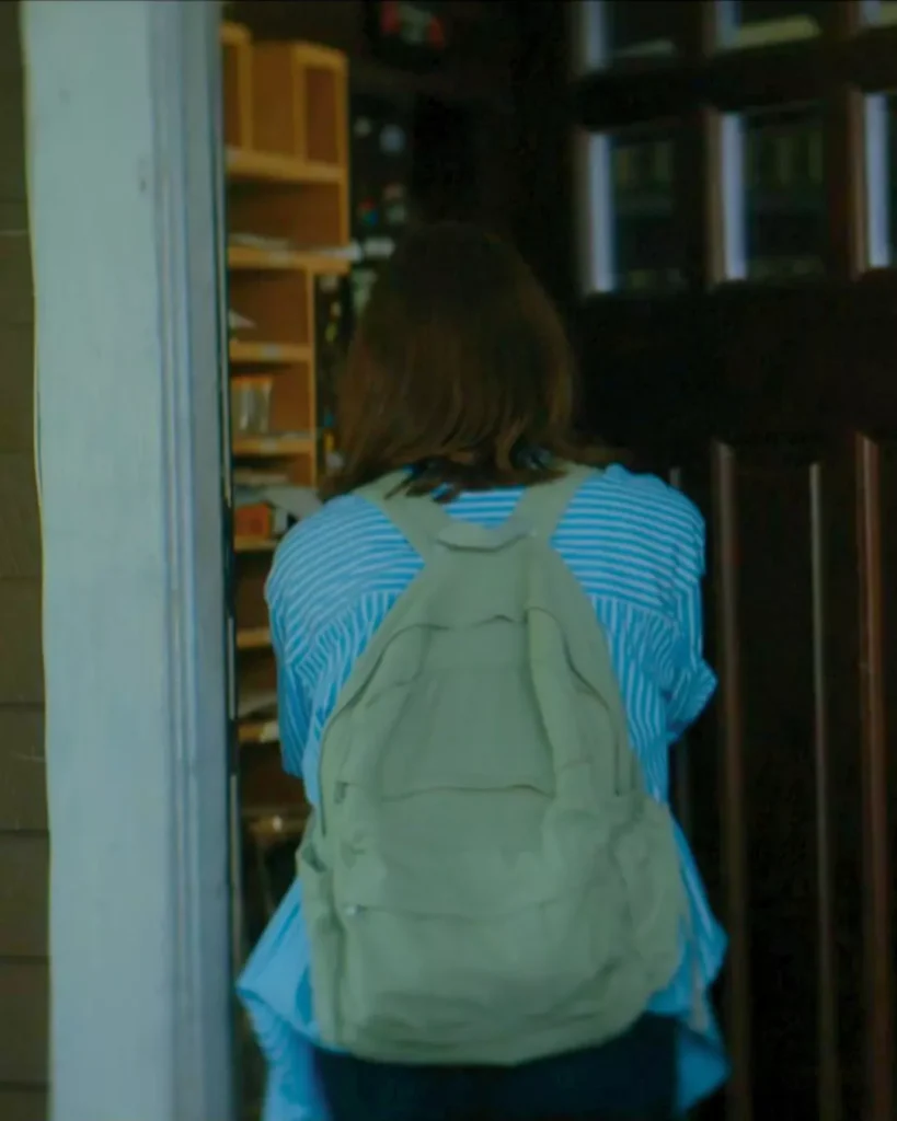 Hannah's Green Backpack on Off Campus S01E03