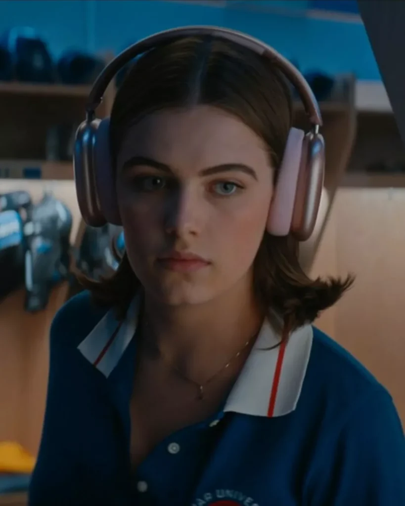 Hannah's Pink Headphones on Off Campus S01E01