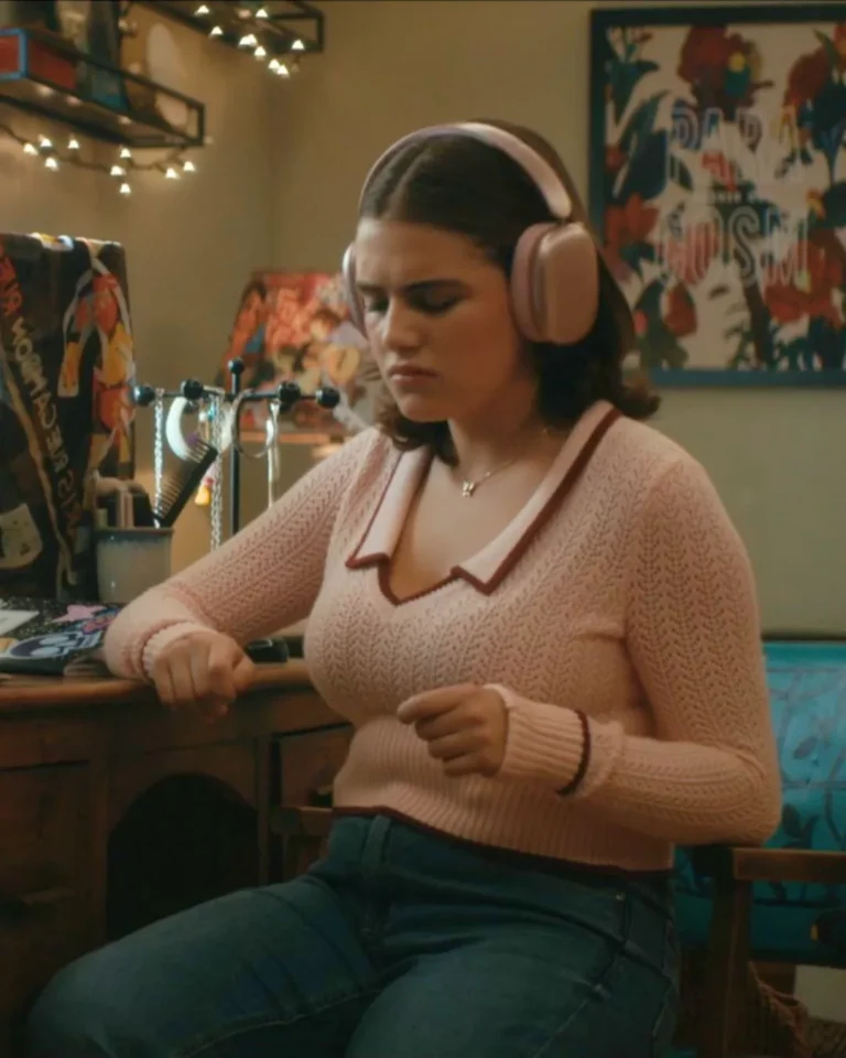 Hannah's Pink Sweater on Off Campus S01E08