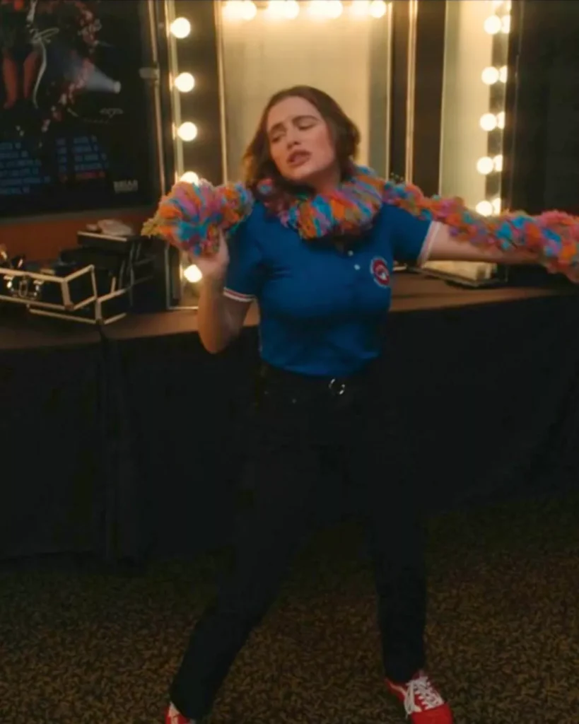 Hannah's Red Sneakers on Off Campus S01E01