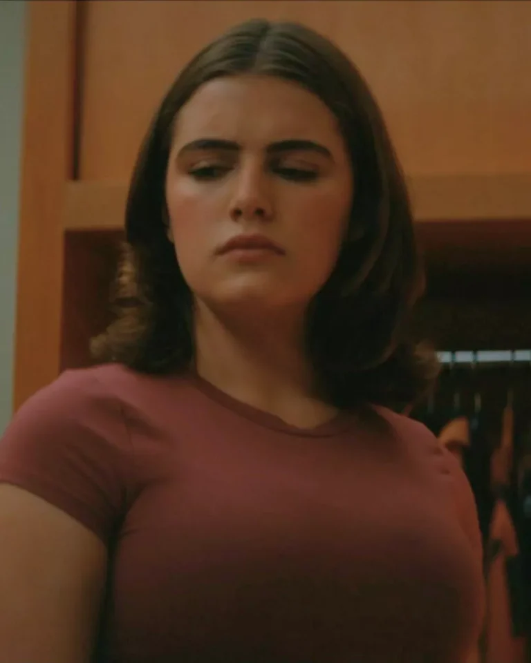 Hannah's Red Tee on Off Campus S01E08