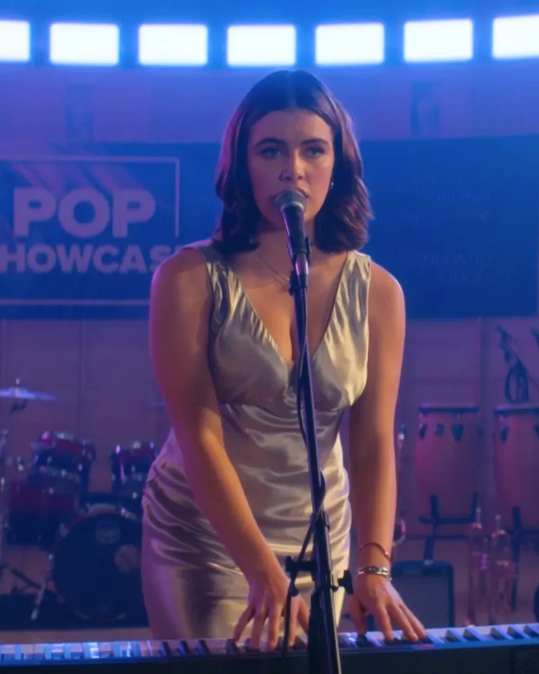 Hannah's Silver Dress on Off Campus S01E08