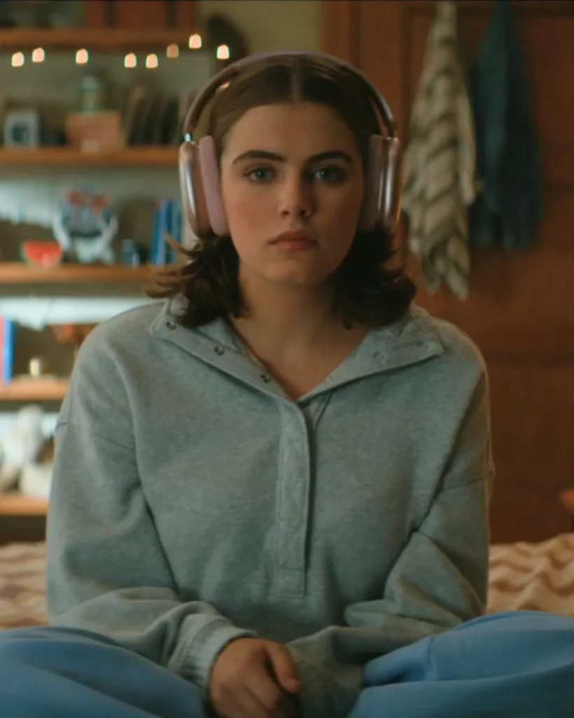 Hannah's Sweater With Snaps on Off Campus S01E07