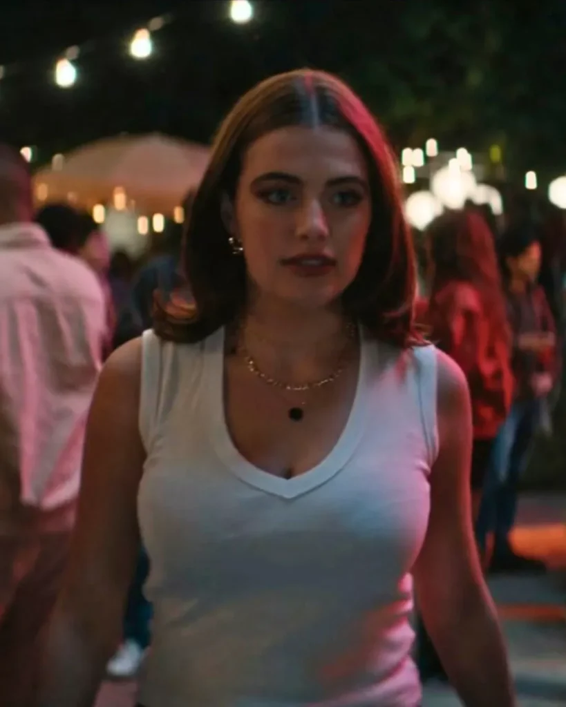 Hannah's White Tank Top on Off Campus S01E01