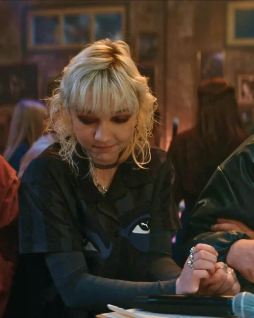 Jules' Black Eye Shirt on Off Campus S01E03