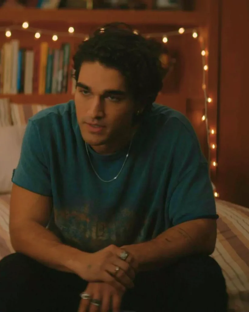 Justin's Graphic Tee on Off Campus S01E03
