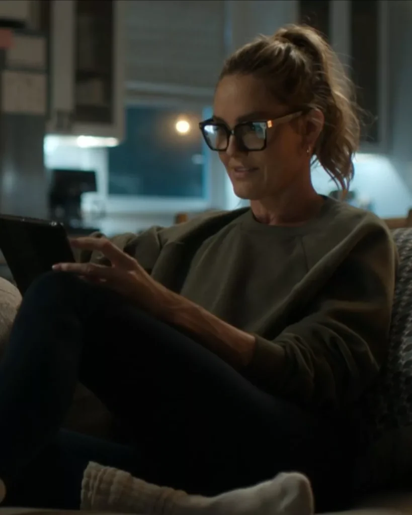 Lori's Green Sweatshirt on It's Not Like That S01E01
