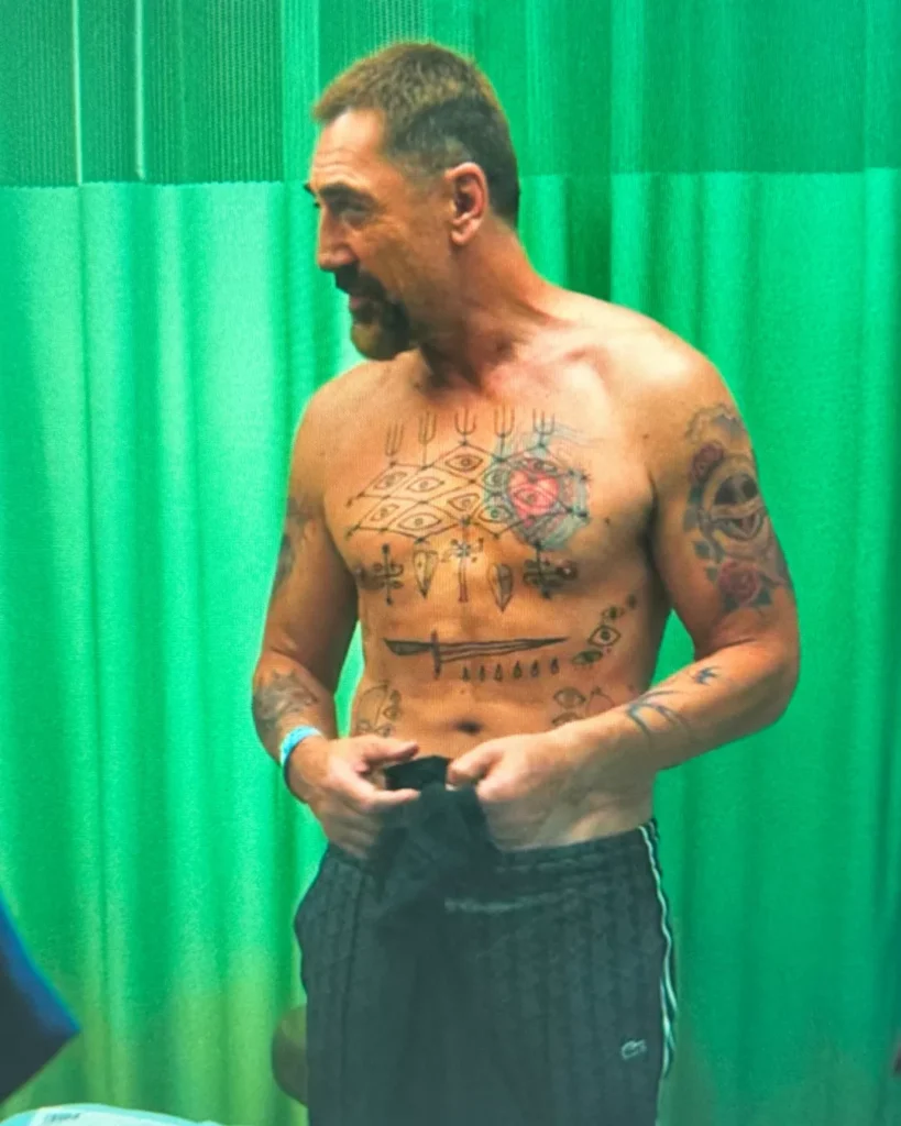 Max's Track Pants on Cape Fear S01E02