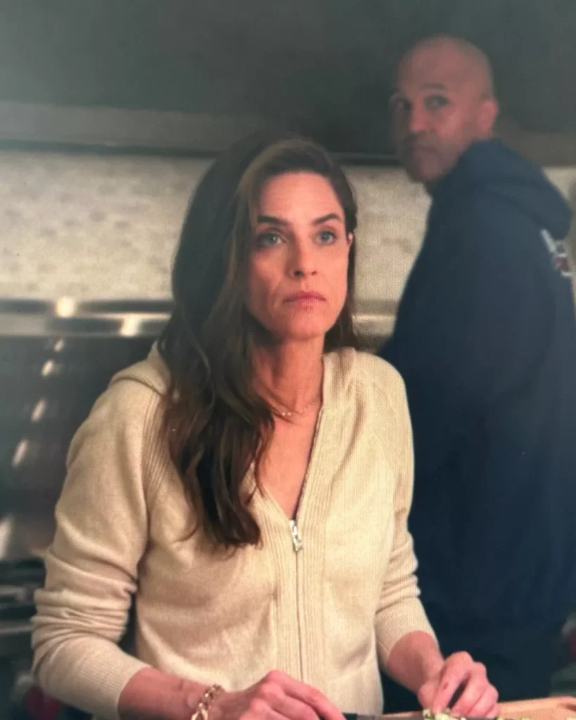 Mel's Beige Zip Up Sweater on Your Friends & Neighbors S01E05