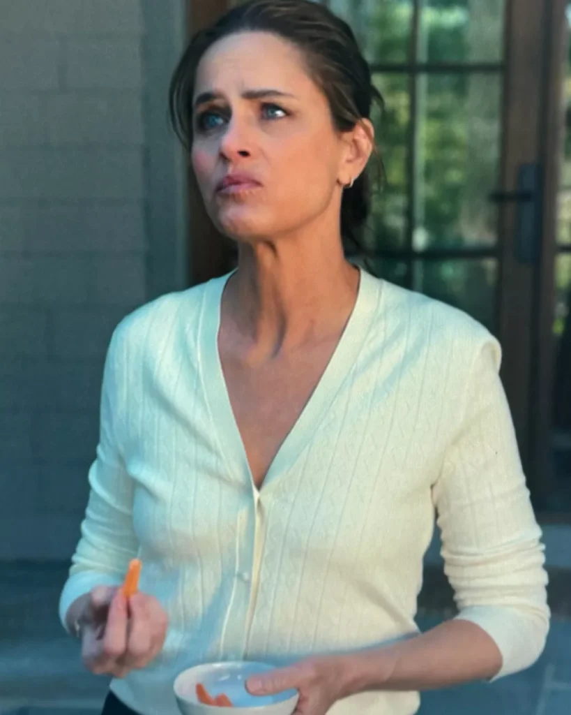 Mel's Cream Sweater on Your Friends & Neighbors S01E01