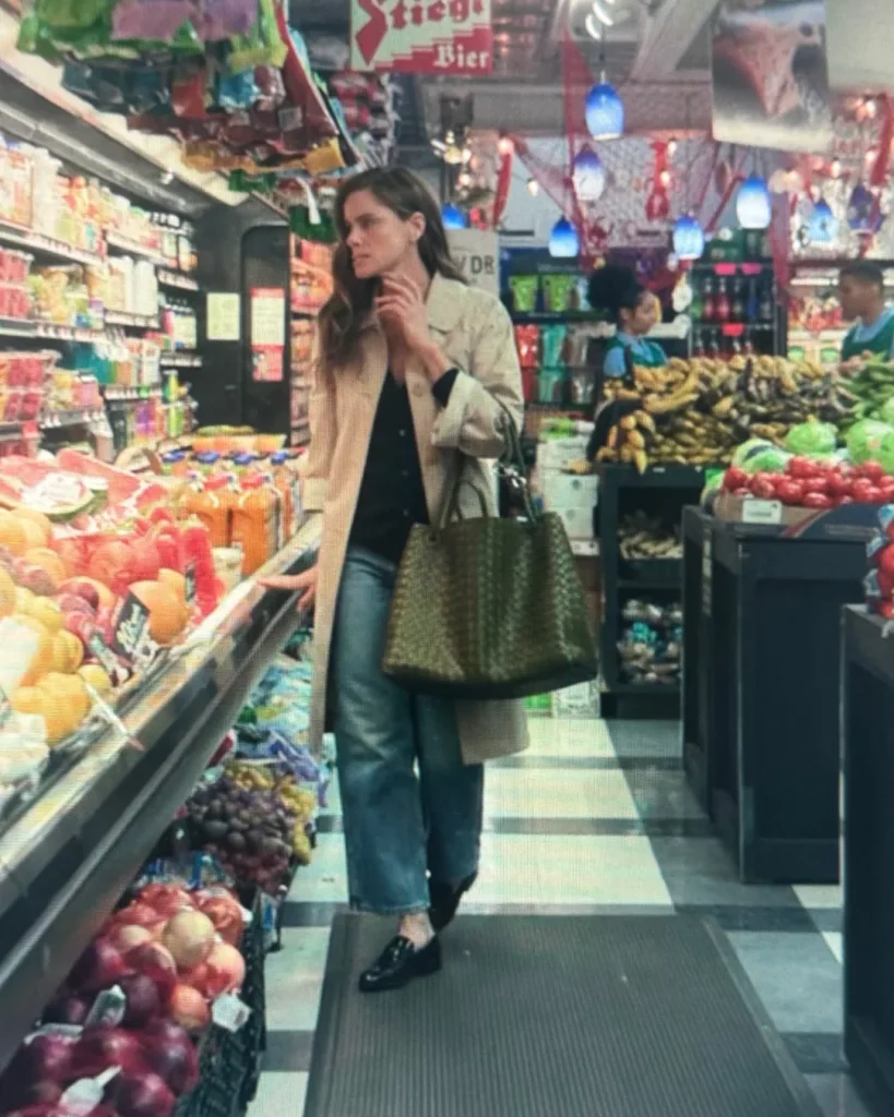 Mel's Green Tote Bag on Your Friends & Neighbors S01E04