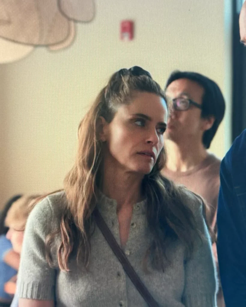 Mel's Grey Short Sleeve Sweater on Your Friends & Neighbors S01E08