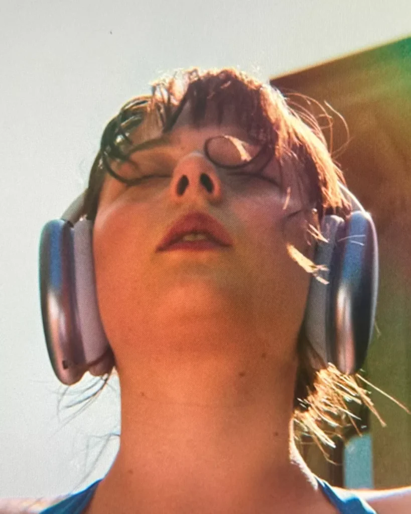 Natalie's Silver Headphones on Cape Fear S01E03