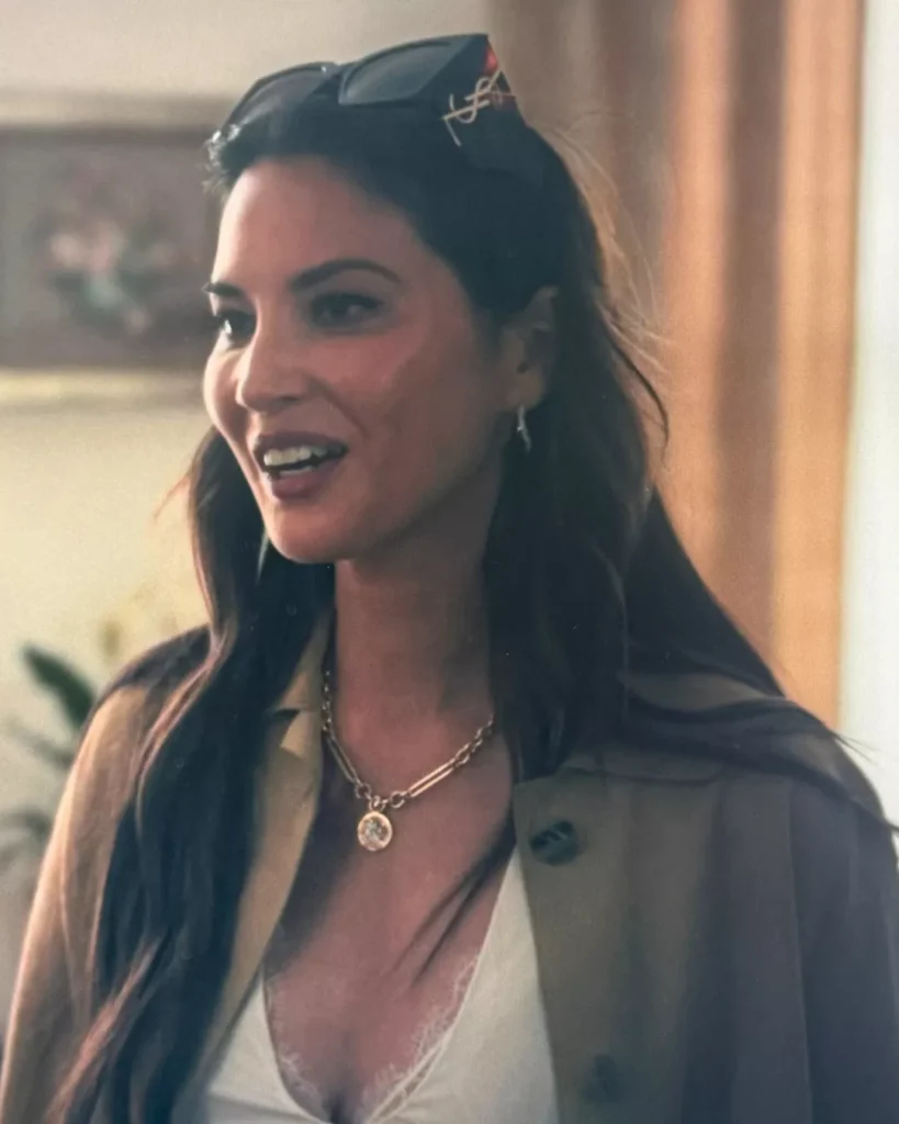 Samantha's Black Sunglasses on Your Friends & Neighbors S01E05