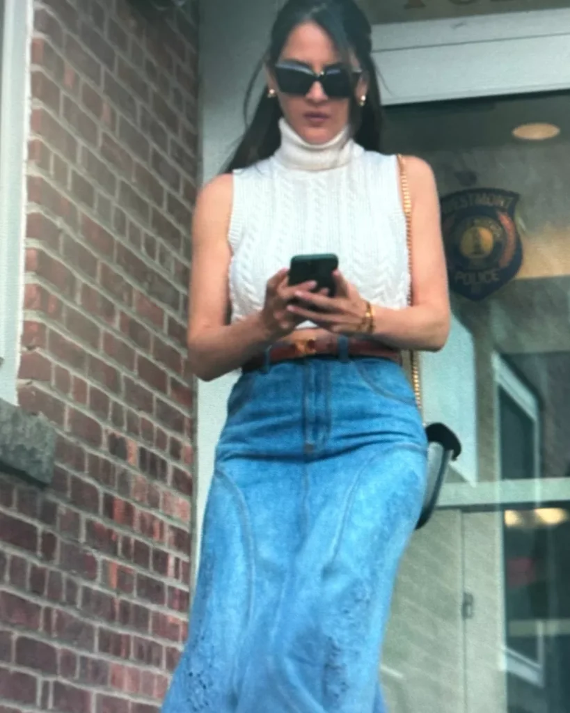 Samantha's Denim Skirt on Your Friends & Neighbors S01E07