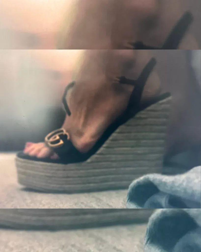 Samantha's Wedges on Your Friends & Neighbors S01E05