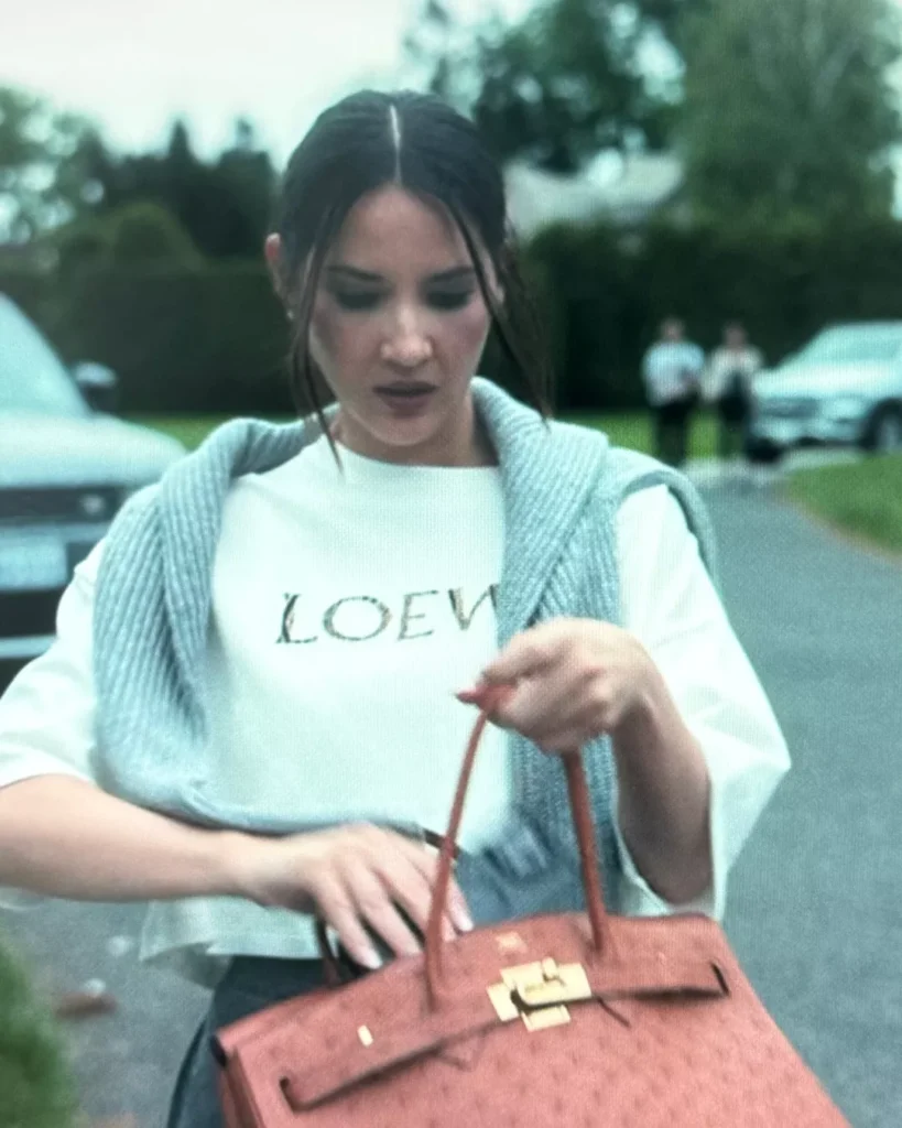 Samantha's White Cropped Shirt on Your Friends & Neighbors S01E03