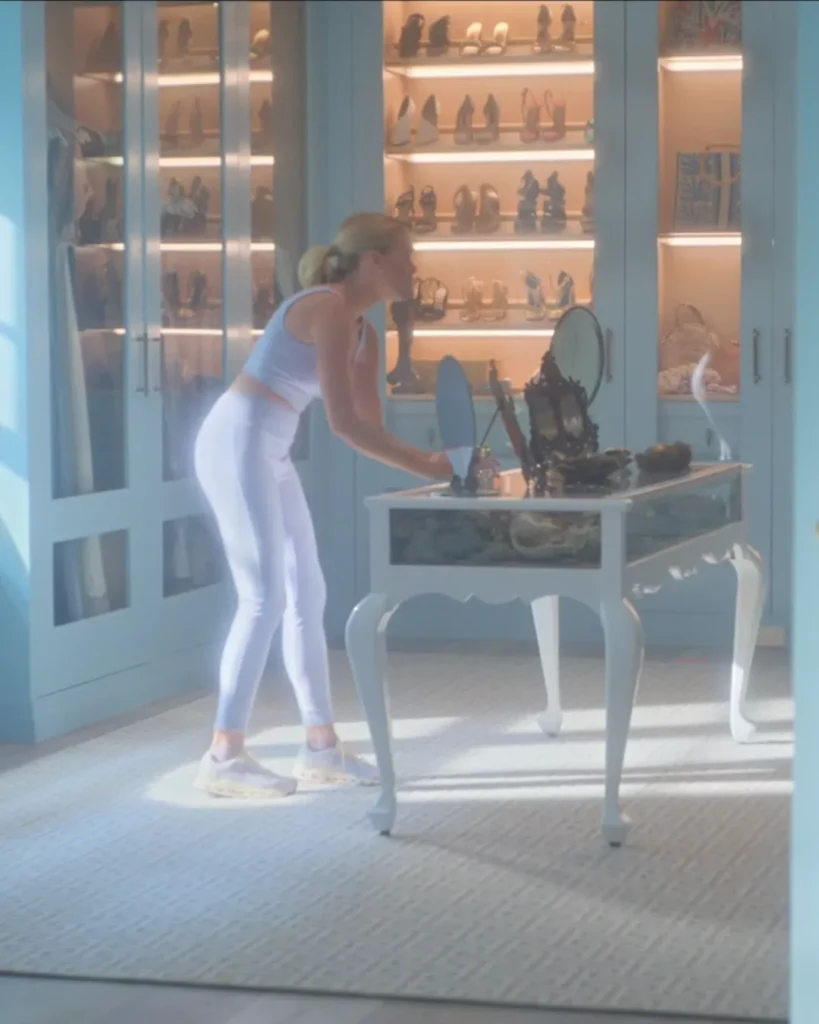 Simone DeWitt (played by Milly Alcock) on Sirens on Netflix was spotted wearing this lavender sports bra and leggings on Sirens on episode 'Talons' (1x02) in May 2025. Simone's Top is the Exhale Sports Bra in colorway by Born Primitive . Simone's Leggings is the Limitless Legging in colorway by Born Primitive