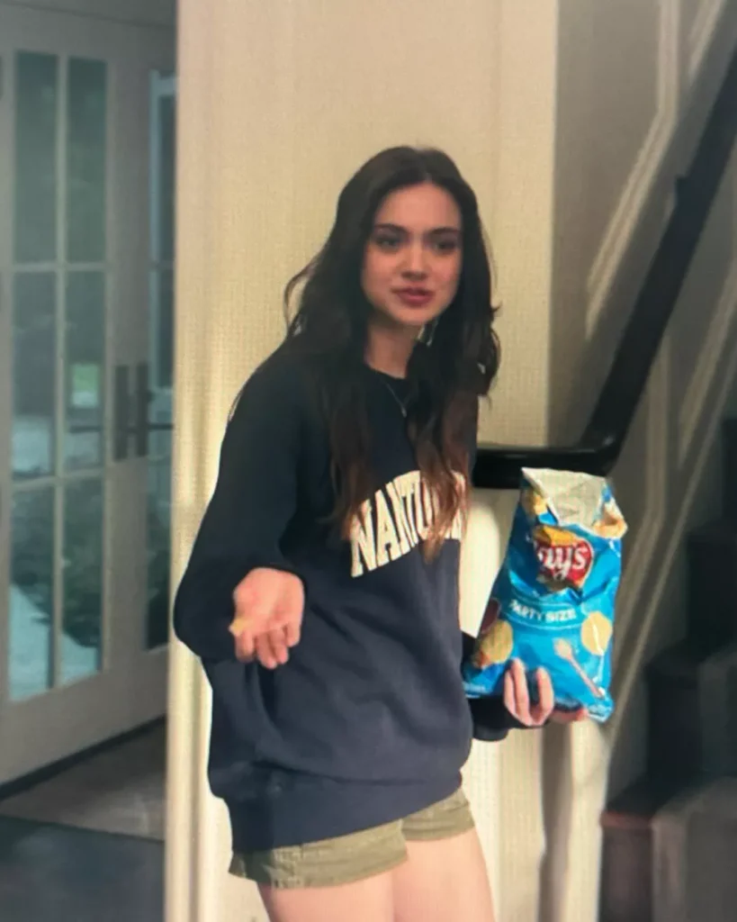 Tori's Nantucket Sweater on Your Friends & Neighbors S01E04